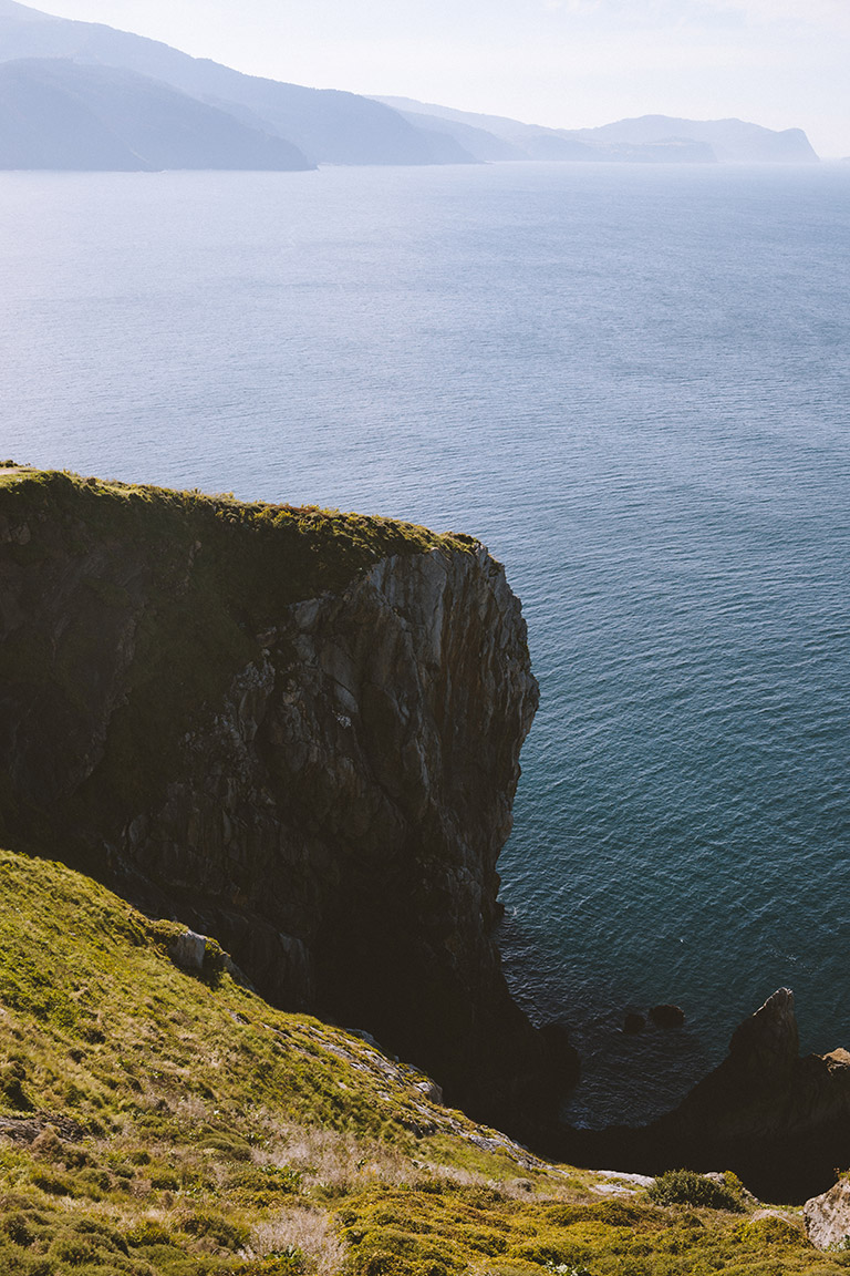 Falaise sur l'océan. Côte basque. Photo : Jon Sanchez (@platoux)