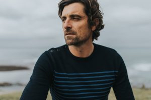 Bask in the Sun. Photo de collection automne hiver 2018. Bask in the Sun est une marque de vêtements pour homme inspirée par l'océan, conçue à Guéthary au Pays Basque. Engagée pour une mode durable et éthique, ses collections sont fabriquées au Portugal, essentiellement en coton biologique certifié (Global Organic Textile Standard) et mises en couleurs dans un atelier qui n’utilise pas de substance nocive (label Oeko-Tex 100).