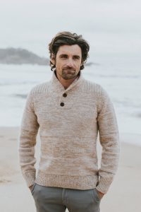 Bask in the Sun. Photo de collection automne hiver 2018. Bask in the Sun est une marque de vêtements pour homme inspirée par l'océan, conçue à Guéthary au Pays Basque. Engagée pour une mode durable et éthique, ses collections sont fabriquées au Portugal, essentiellement en coton biologique certifié (Global Organic Textile Standard) et mises en couleurs dans un atelier qui n’utilise pas de substance nocive (label Oeko-Tex 100).