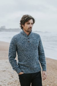 Bask in the Sun. Photo de collection automne hiver 2018. Bask in the Sun est une marque de vêtements pour homme inspirée par l'océan, conçue à Guéthary au Pays Basque. Engagée pour une mode durable et éthique, ses collections sont fabriquées au Portugal, essentiellement en coton biologique certifié (Global Organic Textile Standard) et mises en couleurs dans un atelier qui n’utilise pas de substance nocive (label Oeko-Tex 100).