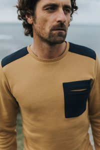 Bask in the Sun. Photo de collection automne hiver 2018. Bask in the Sun est une marque de vêtements pour homme inspirée par l'océan, conçue à Guéthary au Pays Basque. Engagée pour une mode durable et éthique, ses collections sont fabriquées au Portugal, essentiellement en coton biologique certifié (Global Organic Textile Standard) et mises en couleurs dans un atelier qui n’utilise pas de substance nocive (label Oeko-Tex 100).