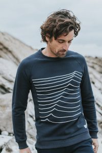 Bask in the Sun. Photo de collection automne hiver 2018. Bask in the Sun est une marque de vêtements pour homme inspirée par l'océan, conçue à Guéthary au Pays Basque. Engagée pour une mode durable et éthique, ses collections sont fabriquées au Portugal, essentiellement en coton biologique certifié (Global Organic Textile Standard) et mises en couleurs dans un atelier qui n’utilise pas de substance nocive (label Oeko-Tex 100).