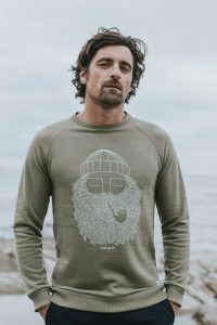 Bask in the Sun. Photo de collection automne hiver 2018. Bask in the Sun est une marque de vêtements pour homme inspirée par l'océan, conçue à Guéthary au Pays Basque. Engagée pour une mode durable et éthique, ses collections sont fabriquées au Portugal, essentiellement en coton biologique certifié (Global Organic Textile Standard) et mises en couleurs dans un atelier qui n’utilise pas de substance nocive (label Oeko-Tex 100).