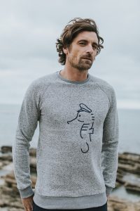 Bask in the Sun. Photo de collection automne hiver 2018. Bask in the Sun est une marque de vêtements pour homme inspirée par l'océan, conçue à Guéthary au Pays Basque. Engagée pour une mode durable et éthique, ses collections sont fabriquées au Portugal, essentiellement en coton biologique certifié (Global Organic Textile Standard) et mises en couleurs dans un atelier qui n’utilise pas de substance nocive (label Oeko-Tex 100).