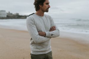 Bask in the Sun. Photo de collection automne hiver 2018. Bask in the Sun est une marque de vêtements pour homme inspirée par l'océan, conçue à Guéthary au Pays Basque. Engagée pour une mode durable et éthique, ses collections sont fabriquées au Portugal, essentiellement en coton biologique certifié (Global Organic Textile Standard) et mises en couleurs dans un atelier qui n’utilise pas de substance nocive (label Oeko-Tex 100).