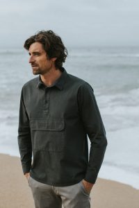 Bask in the Sun. Photo de collection automne hiver 2018. Bask in the Sun est une marque de vêtements pour homme inspirée par l'océan, conçue à Guéthary au Pays Basque. Engagée pour une mode durable et éthique, ses collections sont fabriquées au Portugal, essentiellement en coton biologique certifié (Global Organic Textile Standard) et mises en couleurs dans un atelier qui n’utilise pas de substance nocive (label Oeko-Tex 100).