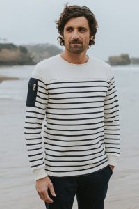 Bask in the Sun. Photo de collection automne hiver 2018. Bask in the Sun est une marque de vêtements pour homme inspirée par l'océan, conçue à Guéthary au Pays Basque. Engagée pour une mode durable et éthique, ses collections sont fabriquées au Portugal, essentiellement en coton biologique certifié (Global Organic Textile Standard) et mises en couleurs dans un atelier qui n’utilise pas de substance nocive (label Oeko-Tex 100).