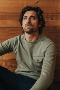 Bask in the Sun. Photo de collection automne hiver 2018. Bask in the Sun est une marque de vêtements pour homme inspirée par l'océan, conçue à Guéthary au Pays Basque. Engagée pour une mode durable et éthique, ses collections sont fabriquées au Portugal, essentiellement en coton biologique certifié (Global Organic Textile Standard) et mises en couleurs dans un atelier qui n’utilise pas de substance nocive (label Oeko-Tex 100).