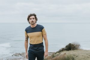 Bask in the Sun. Photo de collection automne hiver 2018. Bask in the Sun est une marque de vêtements pour homme inspirée par l'océan, conçue à Guéthary au Pays Basque. Engagée pour une mode durable et éthique, ses collections sont fabriquées au Portugal, essentiellement en coton biologique certifié (Global Organic Textile Standard) et mises en couleurs dans un atelier qui n’utilise pas de substance nocive (label Oeko-Tex 100).