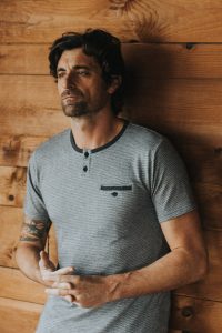 Bask in the Sun. Photo de collection automne hiver 2018. Bask in the Sun est une marque de vêtements pour homme inspirée par l'océan, conçue à Guéthary au Pays Basque. Engagée pour une mode durable et éthique, ses collections sont fabriquées au Portugal, essentiellement en coton biologique certifié (Global Organic Textile Standard) et mises en couleurs dans un atelier qui n’utilise pas de substance nocive (label Oeko-Tex 100).