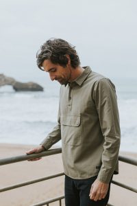 Bask in the Sun. Photo de collection automne hiver 2018. Bask in the Sun est une marque de vêtements pour homme inspirée par l'océan, conçue à Guéthary au Pays Basque. Engagée pour une mode durable et éthique, ses collections sont fabriquées au Portugal, essentiellement en coton biologique certifié (Global Organic Textile Standard) et mises en couleurs dans un atelier qui n’utilise pas de substance nocive (label Oeko-Tex 100).