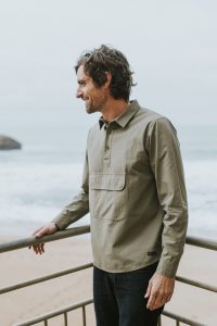 Bask in the Sun. Photo de collection automne hiver 2018. Bask in the Sun est une marque de vêtements pour homme inspirée par l'océan, conçue à Guéthary au Pays Basque. Engagée pour une mode durable et éthique, ses collections sont fabriquées au Portugal, essentiellement en coton biologique certifié (Global Organic Textile Standard) et mises en couleurs dans un atelier qui n’utilise pas de substance nocive (label Oeko-Tex 100).