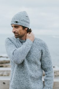 Bask in the Sun. Photo de collection automne hiver 2018. Bask in the Sun est une marque de vêtements pour homme inspirée par l'océan, conçue à Guéthary au Pays Basque. Engagée pour une mode durable et éthique, ses collections sont fabriquées au Portugal, essentiellement en coton biologique certifié (Global Organic Textile Standard) et mises en couleurs dans un atelier qui n’utilise pas de substance nocive (label Oeko-Tex 100).