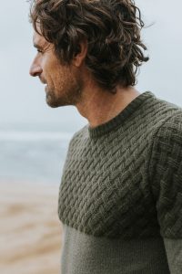 Bask in the Sun. Photo de collection automne hiver 2018. Bask in the Sun est une marque de vêtements pour homme inspirée par l'océan, conçue à Guéthary au Pays Basque. Engagée pour une mode durable et éthique, ses collections sont fabriquées au Portugal, essentiellement en coton biologique certifié (Global Organic Textile Standard) et mises en couleurs dans un atelier qui n’utilise pas de substance nocive (label Oeko-Tex 100).