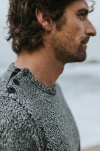 Bask in the Sun. Photo de collection automne hiver 2018. Bask in the Sun est une marque de vêtements pour homme inspirée par l'océan, conçue à Guéthary au Pays Basque. Engagée pour une mode durable et éthique, ses collections sont fabriquées au Portugal, essentiellement en coton biologique certifié (Global Organic Textile Standard) et mises en couleurs dans un atelier qui n’utilise pas de substance nocive (label Oeko-Tex 100).