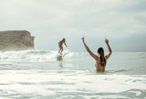 Couple de surfeurs nus. Photo : Tim Swallow