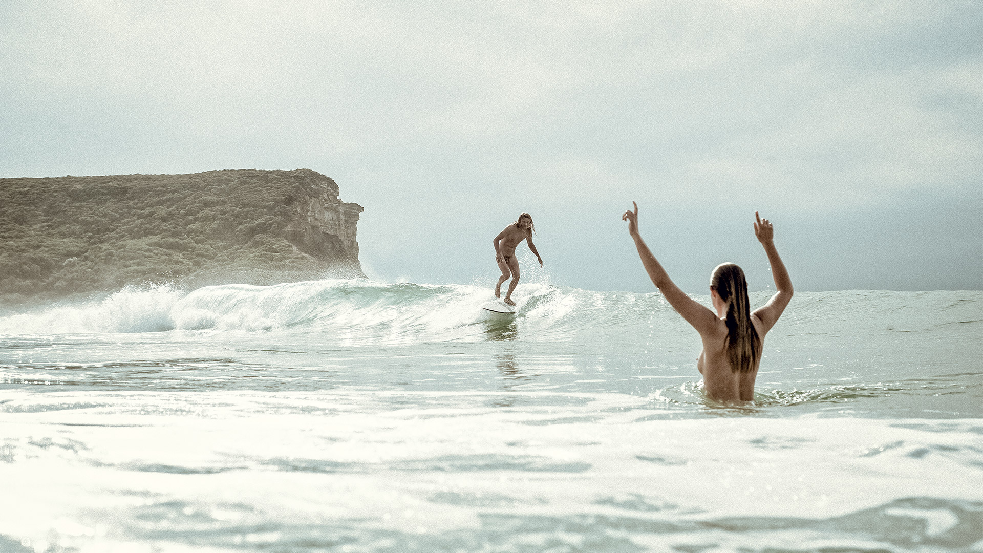 Couple de surfeurs nus. Photo : Tim Swallow