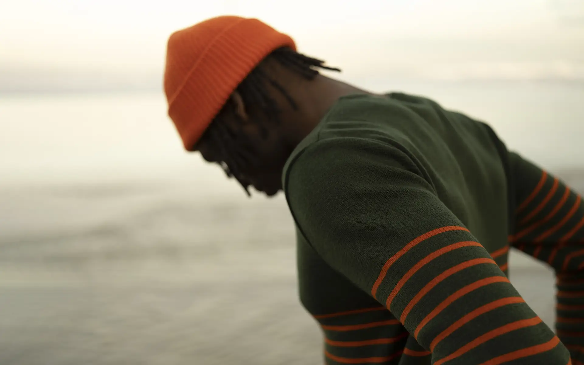 Bask in the Sun, mode homme éco-responsable. Photo de la collection automne hiver 2023 sur la grande plage de Biarritz. Bask in the Sun, men's sustainable fashion. Photo of the autumn winter 2023 collection on the main beach in Biarritz.