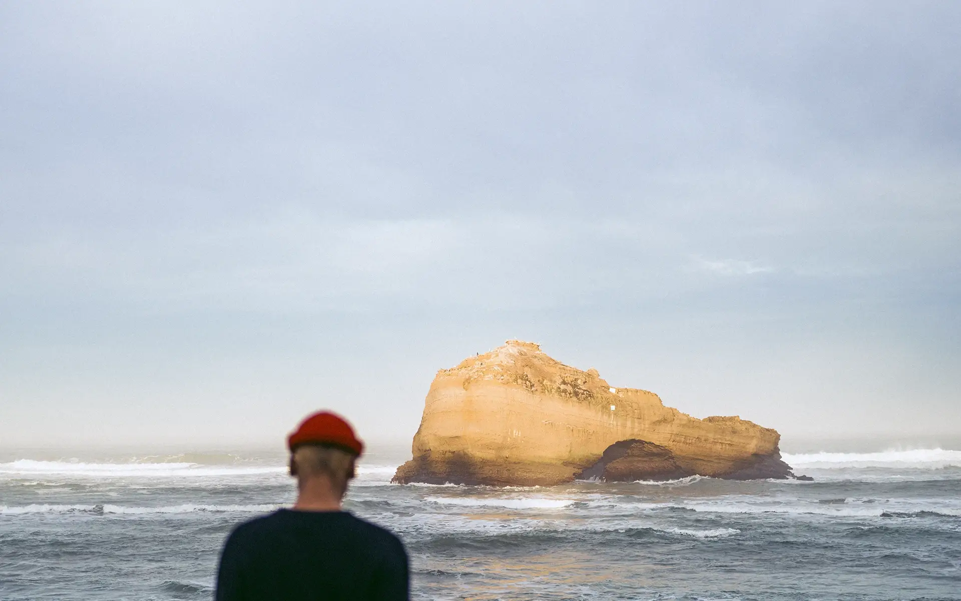 Bask in the Sun, mode homme éco-responsable. Photo de la collection automne hiver 2023 sur la grande plage de Biarritz. Bask in the Sun, men's sustainable fashion. Photo of the autumn winter 2023 collection on the main beach in Biarritz.