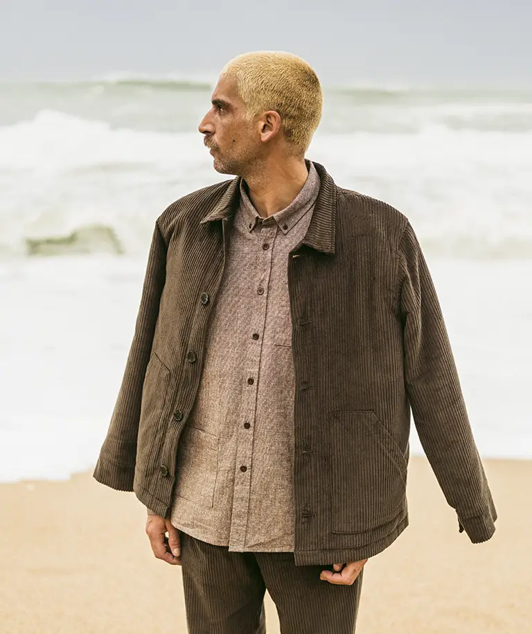 Bask in the Sun. Photo de la collection automne hiver 2023 sur la grande plage de Biarritz. Bask in the Sun. Photo of the autumn winter 2023 collection on the main beach in Biarritz.