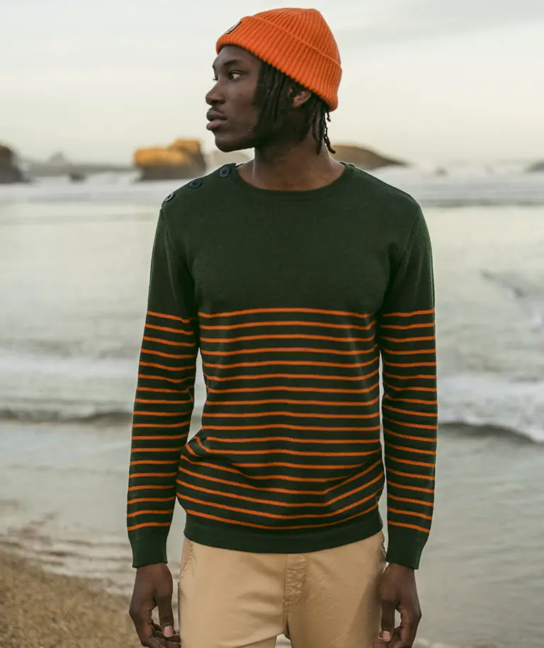 Bask in the Sun. Photo de la collection automne hiver 2023 sur la grande plage de Biarritz. Bask in the Sun. Photo of the autumn winter 2023 collection on the main beach in Biarritz.