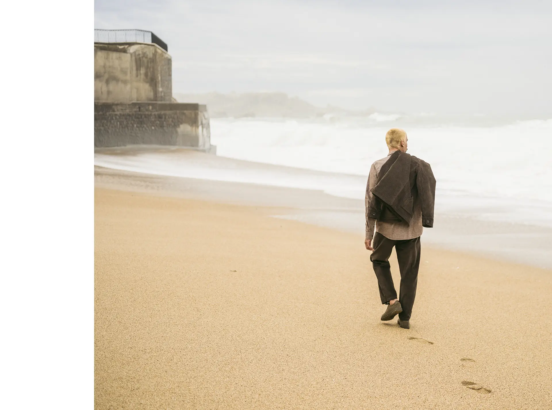 Bask in the Sun. Photo de la collection automne hiver 2023 sur la grande plage de Biarritz. Bask in the Sun. Photo of the autumn winter 2023 collection on the main beach in Biarritz.