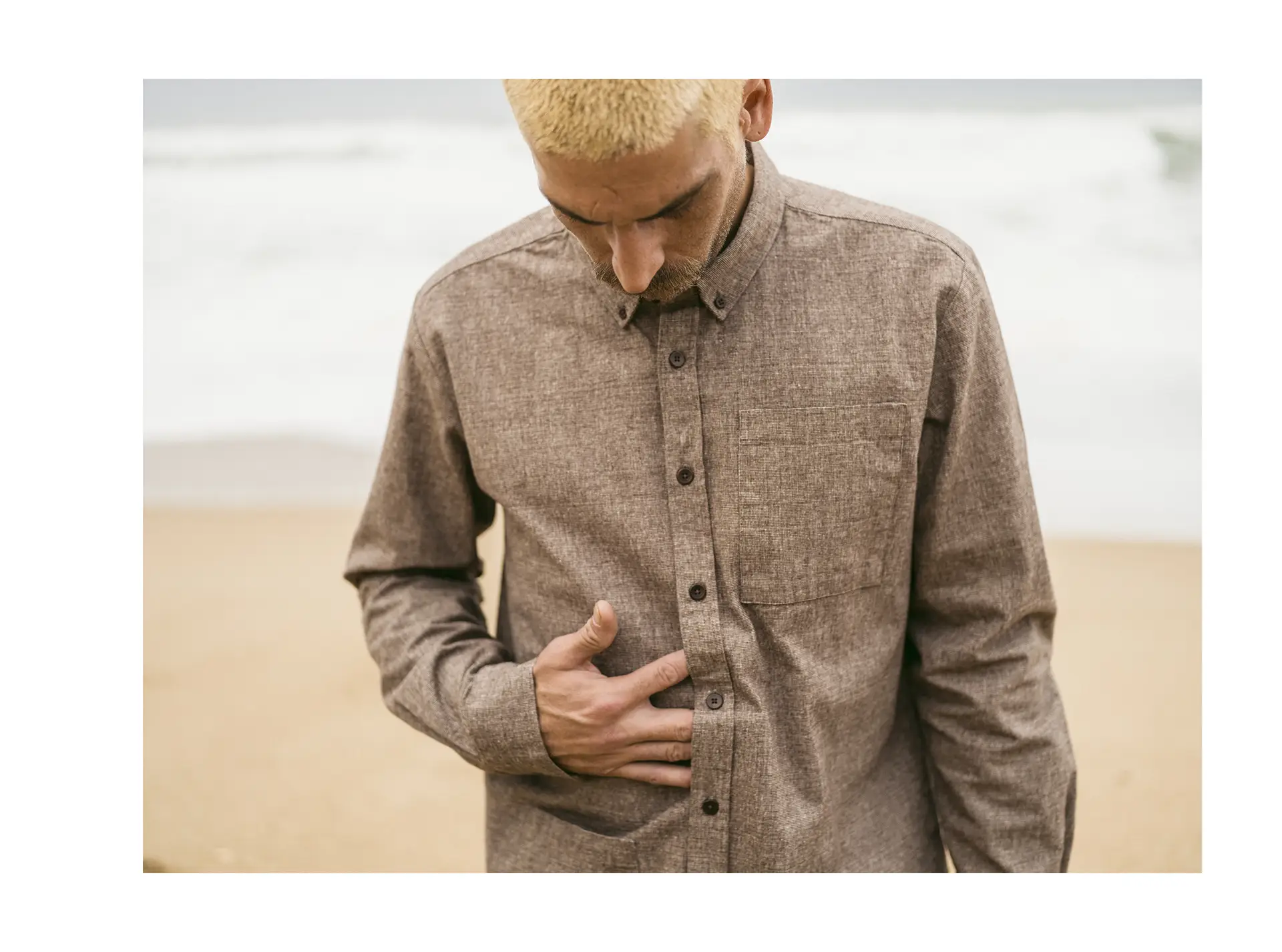 Bask in the Sun. Photo de la collection automne hiver 2023 sur la grande plage de Biarritz. Bask in the Sun. Photo of the autumn winter 2023 collection on the main beach in Biarritz.