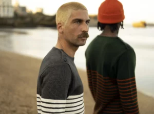 Bask in the Sun. Photo de la collection automne hiver 2023 sur la grande plage de Biarritz. Bask in the Sun. Photo of the autumn winter 2023 collection on the main beach in Biarritz.