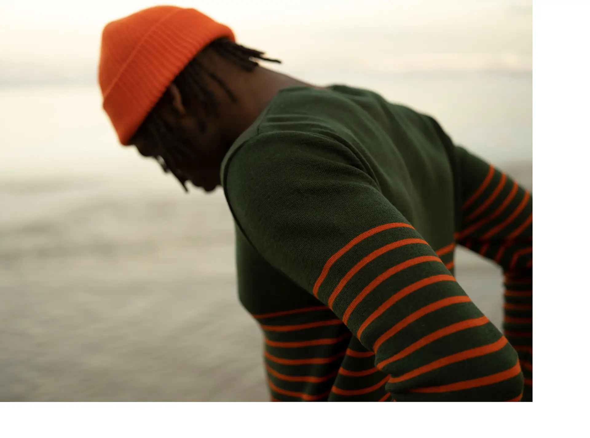 Bask in the Sun. Photo de la collection automne hiver 2023 sur la grande plage de Biarritz. Bask in the Sun. Photo of the autumn winter 2023 collection on the main beach in Biarritz.
