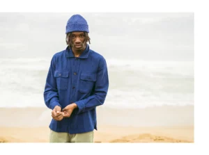 Bask in the Sun. Photo de la collection automne hiver 2023 sur la grande plage de Biarritz. Bask in the Sun. Photo of the autumn winter 2023 collection on the main beach in Biarritz.