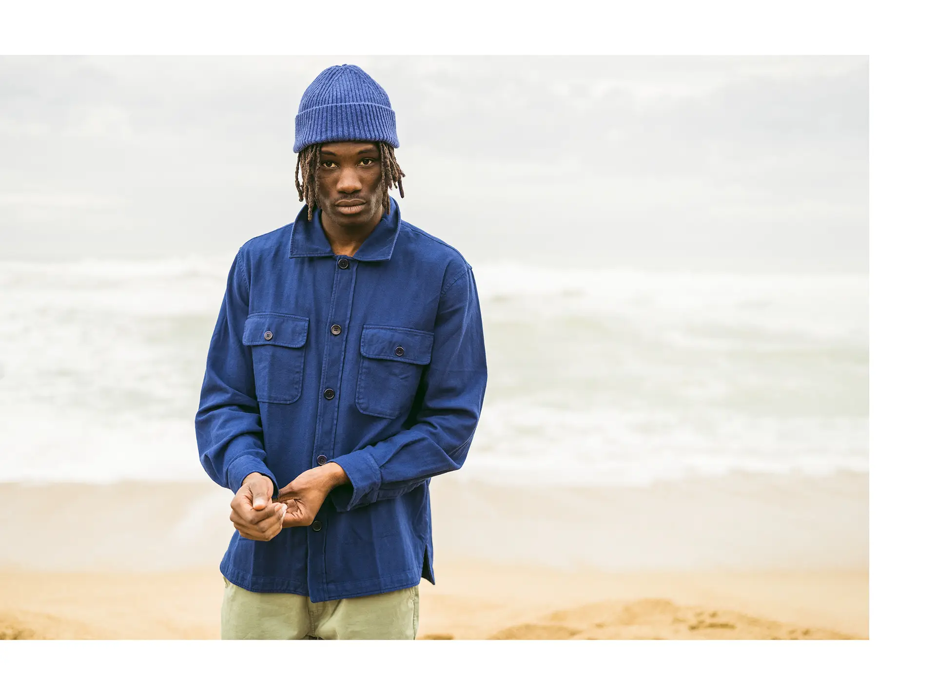 Bask in the Sun. Photo de la collection automne hiver 2023 sur la grande plage de Biarritz. Bask in the Sun. Photo of the autumn winter 2023 collection on the main beach in Biarritz.