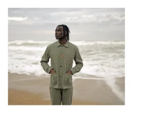 Bask in the Sun. Photo de la collection automne hiver 2023 sur la grande plage de Biarritz. Bask in the Sun. Photo of the autumn winter 2023 collection on the main beach in Biarritz.