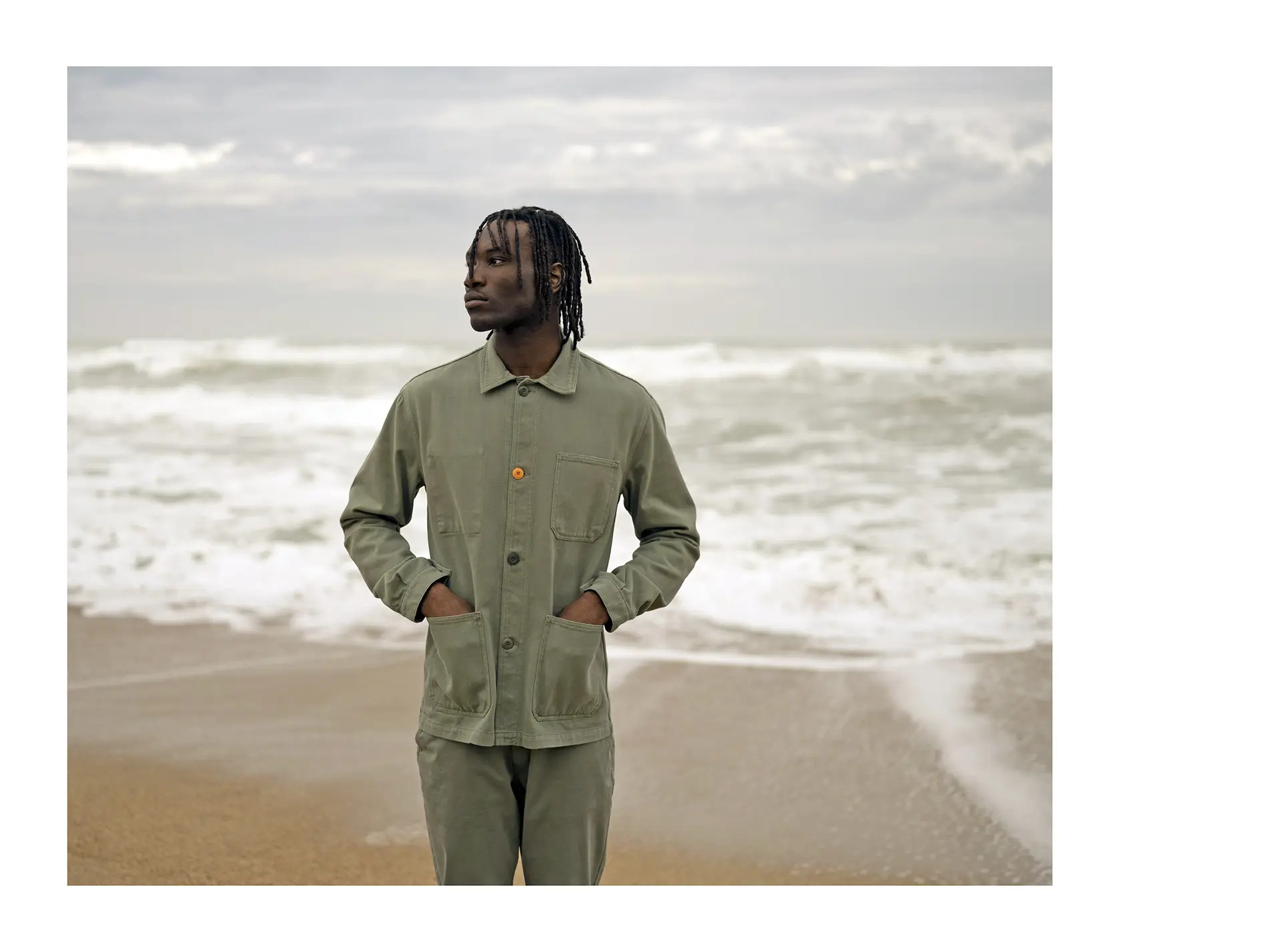 Bask in the Sun. Photo de la collection automne hiver 2023 sur la grande plage de Biarritz. Bask in the Sun. Photo of the autumn winter 2023 collection on the main beach in Biarritz.