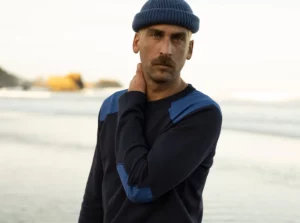Bask in the Sun. Photo de la collection automne hiver 2023 sur la grande plage de Biarritz. Bask in the Sun. Photo of the autumn winter 2023 collection on the main beach in Biarritz.