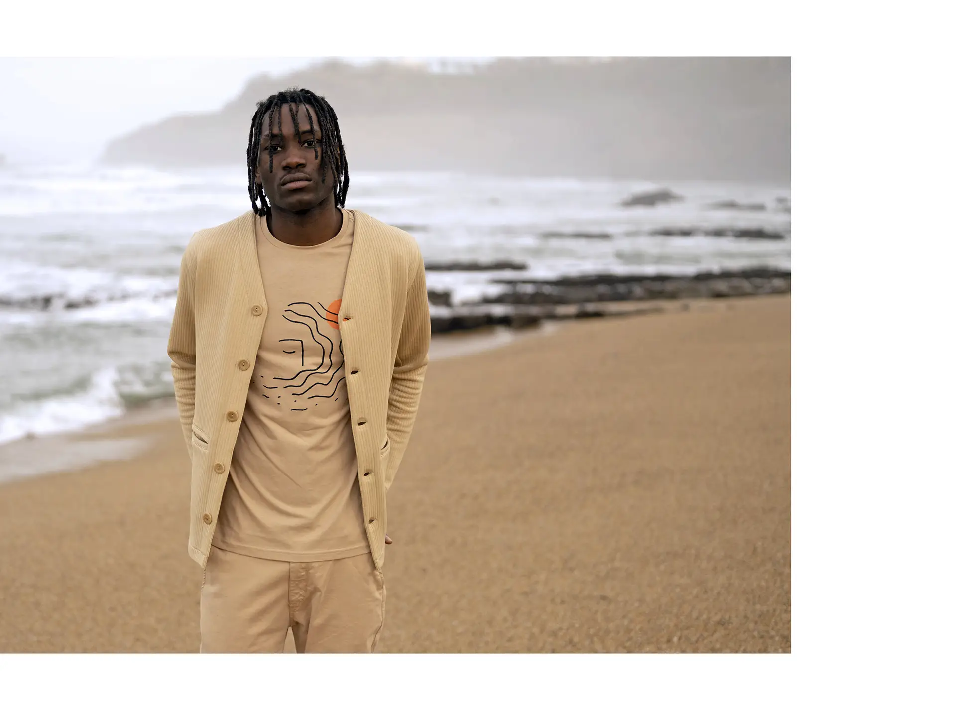 Bask in the Sun. Photo de la collection automne hiver 2023 sur la grande plage de Biarritz. Bask in the Sun. Photo of the autumn winter 2023 collection on the main beach in Biarritz.