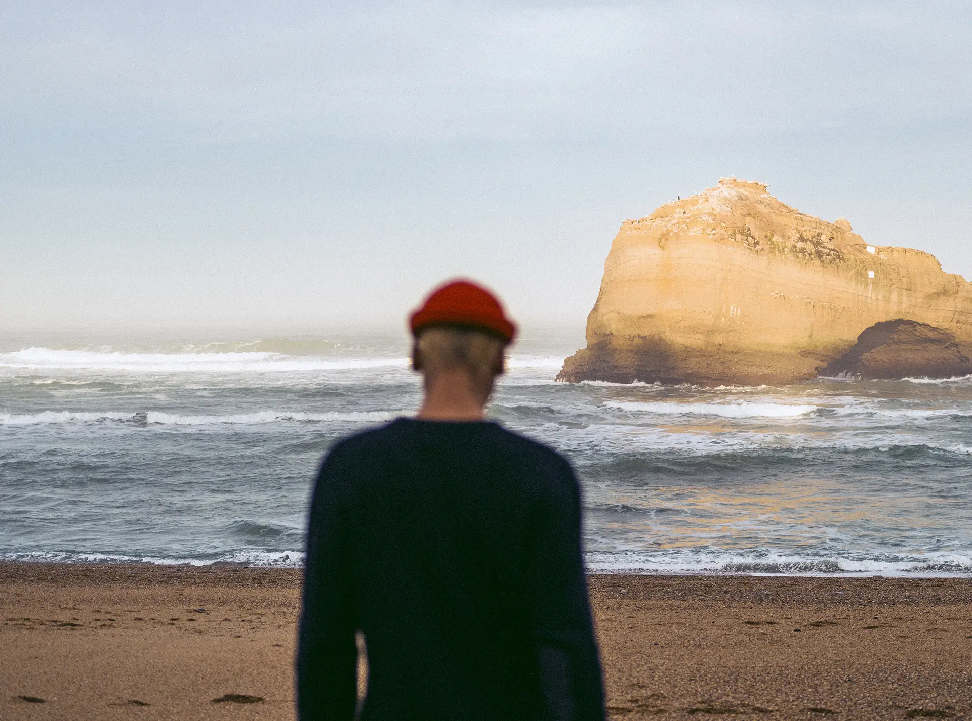 Bask in the Sun. Photo de la collection automne hiver 2023 sur la grande plage de Biarritz. Bask in the Sun. Photo of the autumn winter 2023 collection on the main beach in Biarritz.