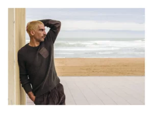 Bask in the Sun. Photo de la collection automne hiver 2023 sur la grande plage de Biarritz. Bask in the Sun. Photo of the autumn winter 2023 collection on the main beach in Biarritz.