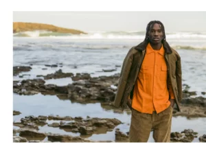 Bask in the Sun. Photo de la collection automne hiver 2023 sur la grande plage de Biarritz. Bask in the Sun. Photo of the autumn winter 2023 collection on the main beach in Biarritz.