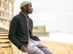 Bask in the Sun. Photo de la collection automne hiver 2023 sur la grande plage de Biarritz. Bask in the Sun. Photo of the autumn winter 2023 collection on the main beach in Biarritz.