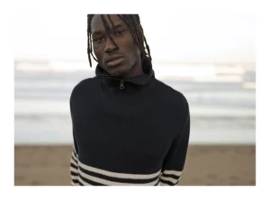 Bask in the Sun. Photo de la collection automne hiver 2023 sur la grande plage de Biarritz. Bask in the Sun. Photo of the autumn winter 2023 collection on the main beach in Biarritz.