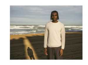 Bask in the Sun. Photo de la collection automne hiver 2023 sur la grande plage de Biarritz. Bask in the Sun. Photo of the autumn winter 2023 collection on the main beach in Biarritz.