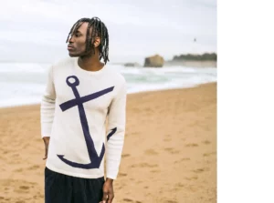 Bask in the Sun. Photo de la collection automne hiver 2023 sur la grande plage de Biarritz. Bask in the Sun. Photo of the autumn winter 2023 collection on the main beach in Biarritz.