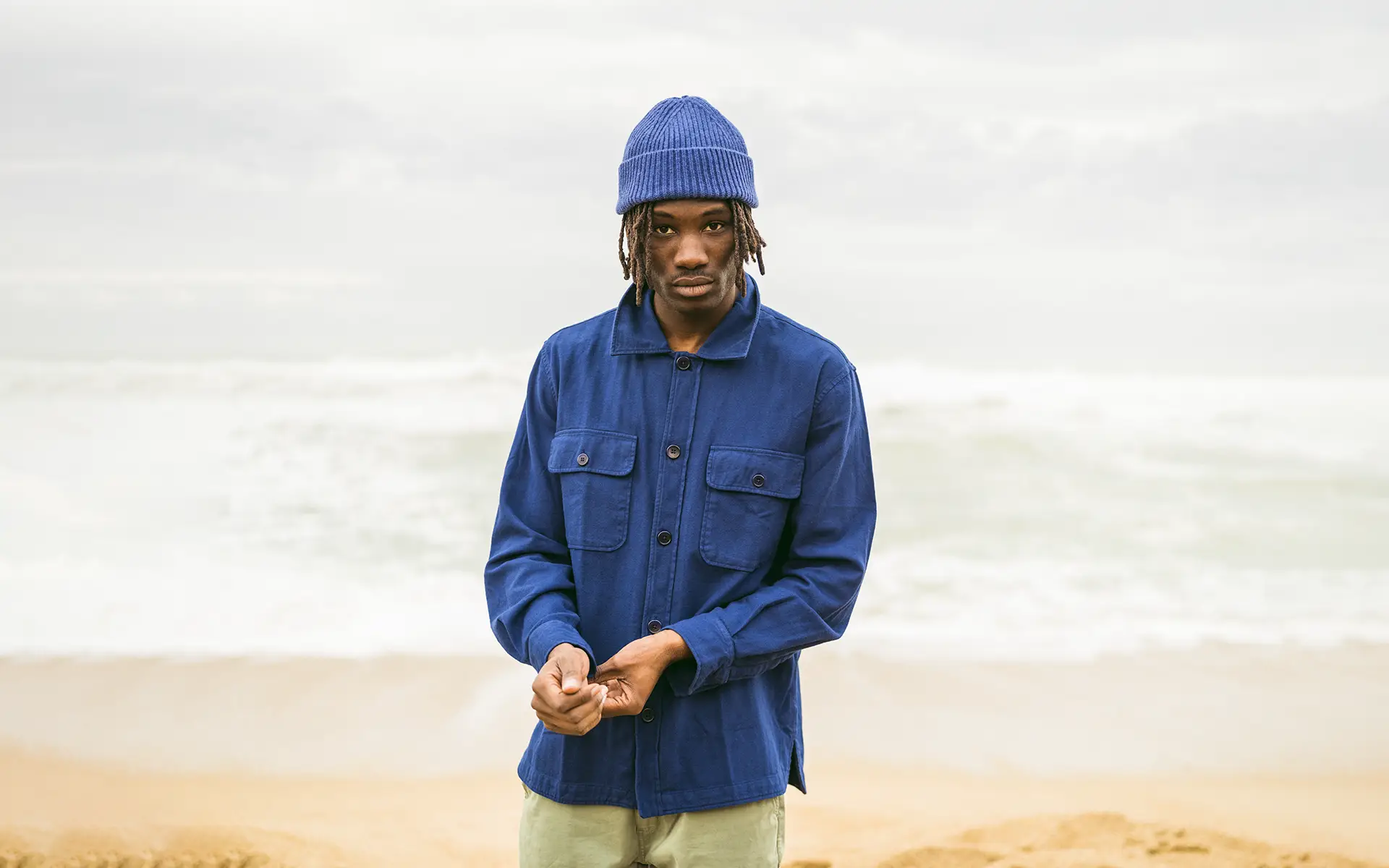 Bask in the Sun. Photo de la collection automne hiver 2023 sur la grande plage de Biarritz. Bask in the Sun. Photo of the autumn winter 2023 collection on the main beach in Biarritz.