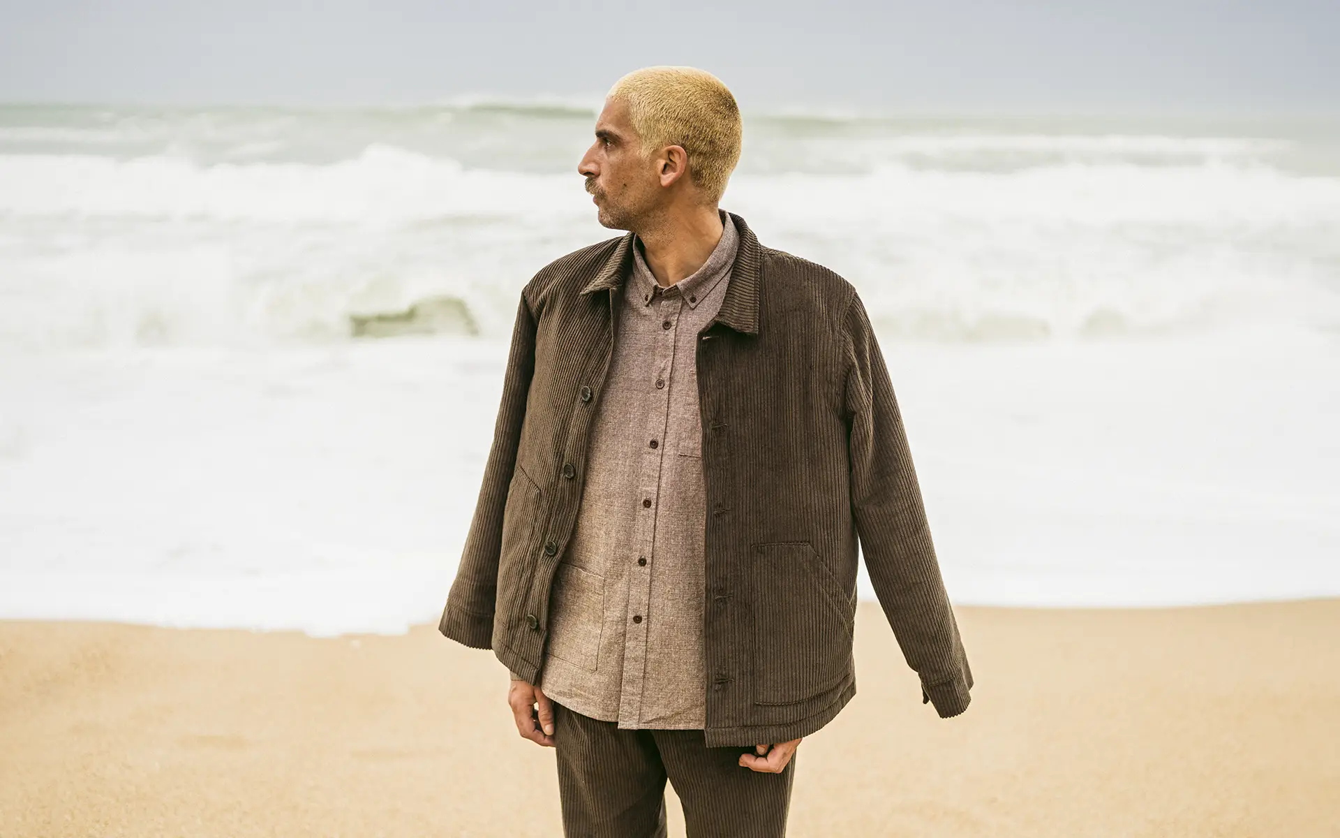 Bask in the Sun. Photo de la collection automne hiver 2023 sur la grande plage de Biarritz. Bask in the Sun. Photo of the autumn winter 2023 collection on the main beach in Biarritz.