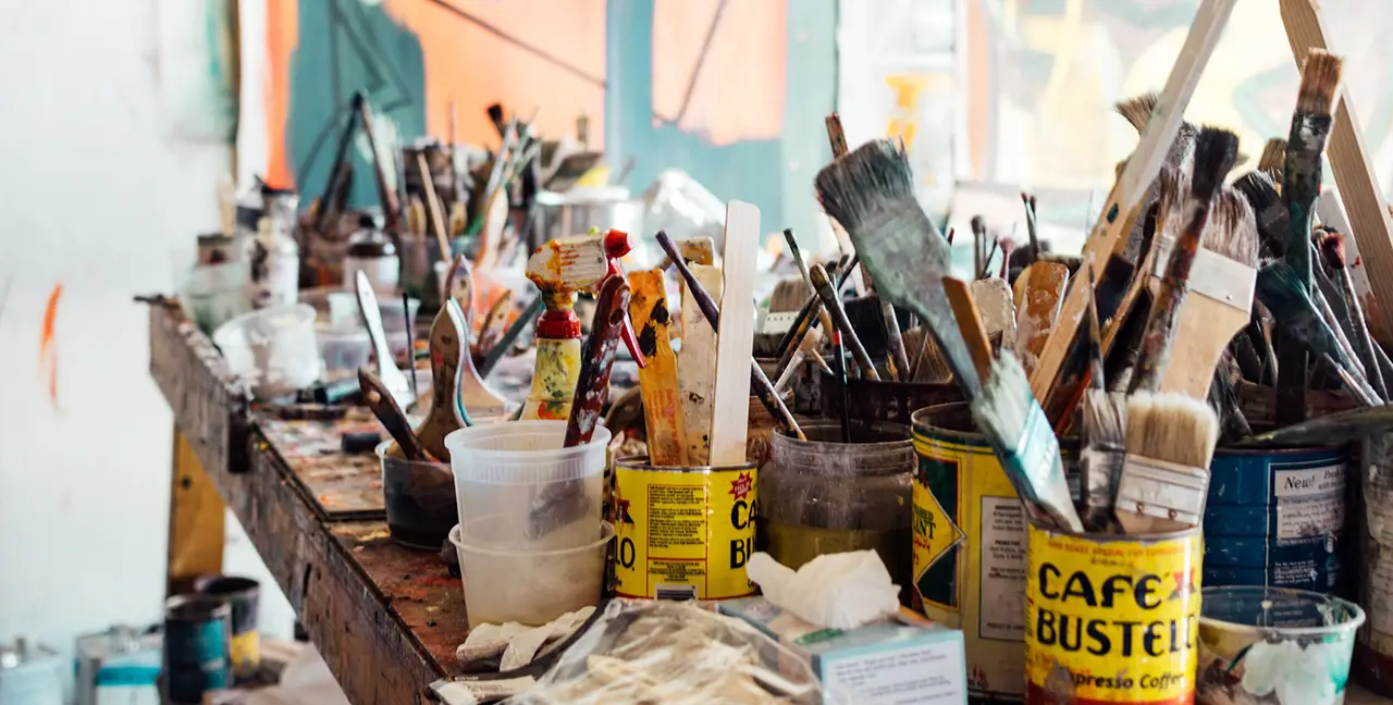 Pinceaux et pots de peinture dans le studio de l'artiste américain James Coffman