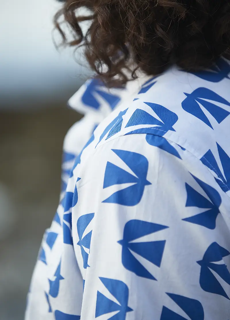 Chemise avec un motif imprimé réalisé par l'artiste américain James Coffman pour Bask in the Sun