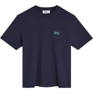 SUSTAINABLE MARITIME MENSWEAR. Bask in the Sun est une marque française qui propose un vestiaire masculin éco-responsable puissamment iodé, inspiré à la fois par l’héritage des vêtements marins et par la mode urbaine. SUSTAINABLE MARITIME MENSWEAR. Bask in the Sun is a French brand that offers a sustainable men's wardrobe with a strong iodine content, inspired by both the heritage of marine clothing and urban fashion.