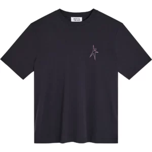 SUSTAINABLE MARITIME MENSWEAR. Bask in the Sun est une marque française qui propose un vestiaire masculin éco-responsable puissamment iodé, inspiré à la fois par l’héritage des vêtements marins et par la mode urbaine. SUSTAINABLE MARITIME MENSWEAR. Bask in the Sun is a French brand that offers a sustainable men's wardrobe with a strong iodine content, inspired by both the heritage of marine clothing and urban fashion.
