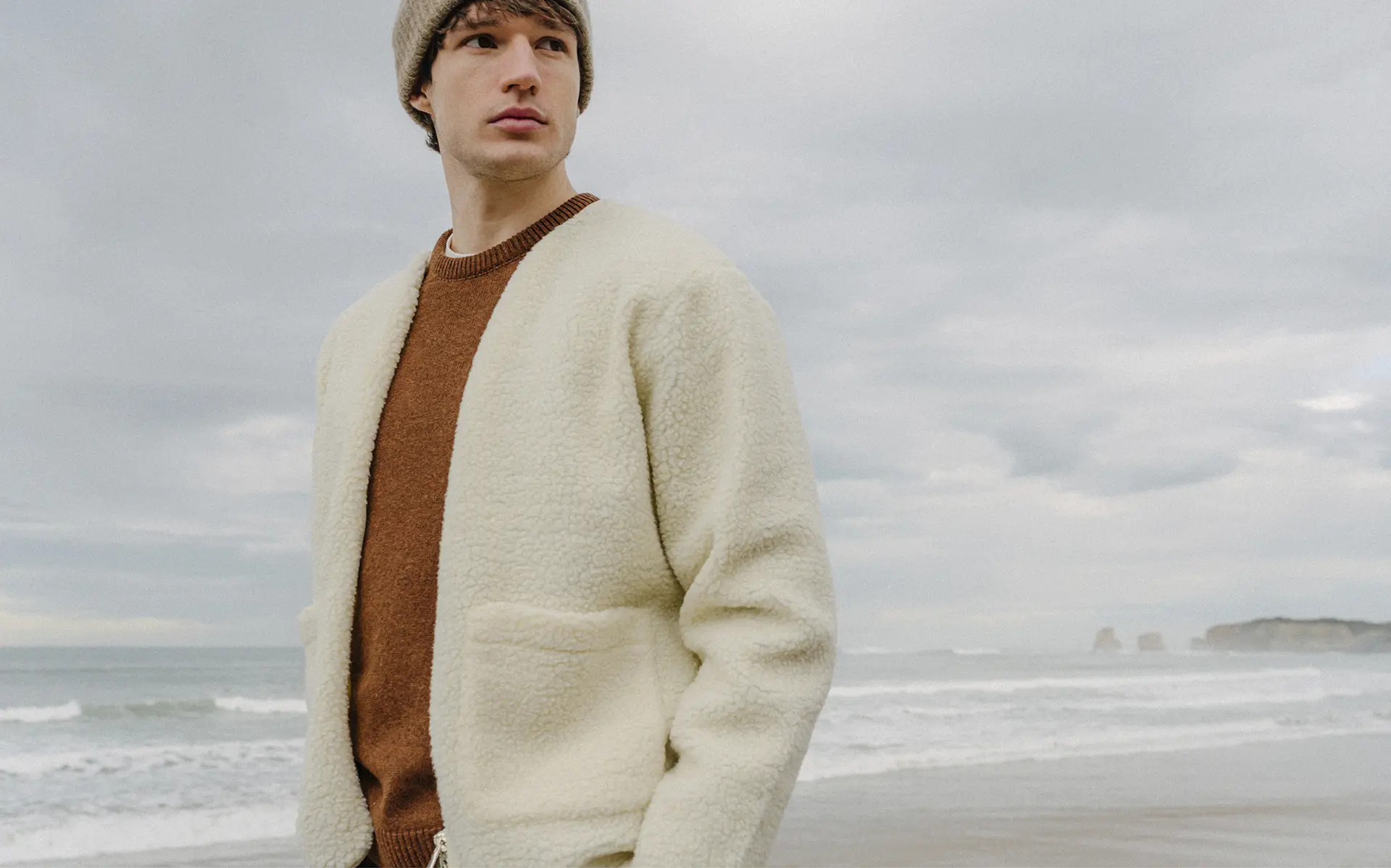 SUSTAINABLE MARITIME MENSWEAR. Bask in the Sun est une marque française qui propose un vestiaire masculin éco-responsable puissamment iodé, inspiré à la fois par l’héritage des vêtements marins et par la mode urbaine. SUSTAINABLE MARITIME MENSWEAR. Bask in the Sun is a French brand that offers a sustainable men's wardrobe with a strong iodine content, inspired by both the heritage of marine clothing and urban fashion.