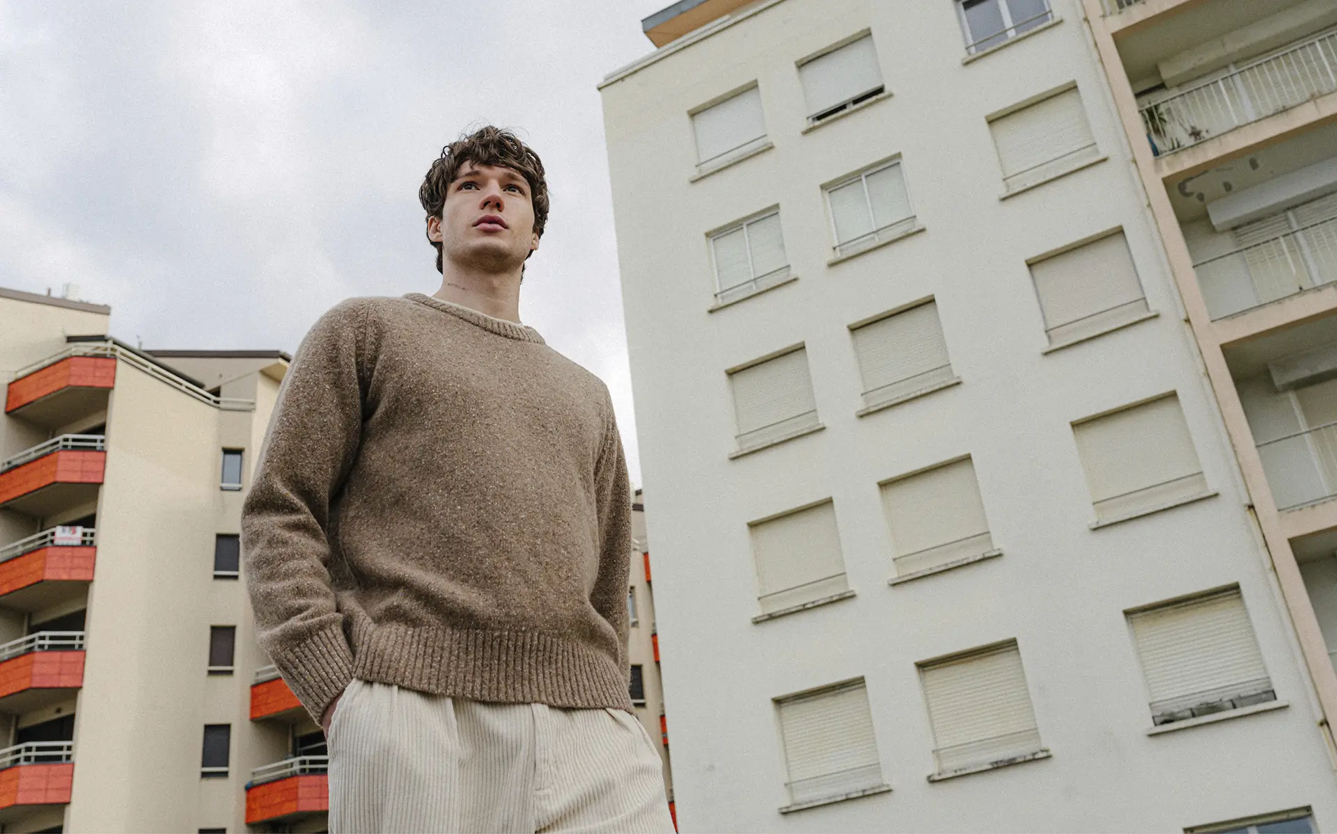 SUSTAINABLE MARITIME MENSWEAR. Bask in the Sun est une marque française qui propose un vestiaire masculin éco-responsable puissamment iodé, inspiré à la fois par l’héritage des vêtements marins et par la mode urbaine. SUSTAINABLE MARITIME MENSWEAR. Bask in the Sun is a French brand that offers a sustainable men's wardrobe with a strong iodine content, inspired by both the heritage of marine clothing and urban fashion.